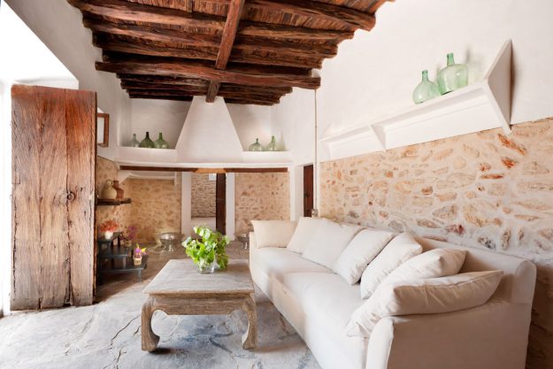 Salón de la casa, sofa, entrada a la casa