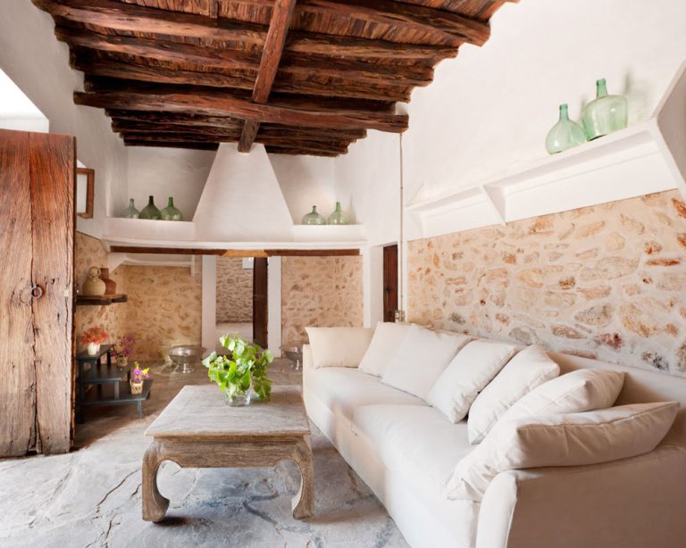 CASA IBICENCA CERCA DE BENIRRÁS Salón de la casa, sofa, entrada a la casa