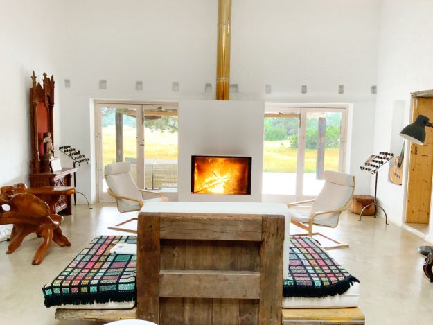 Salón comedor con chimenea y vista terraza