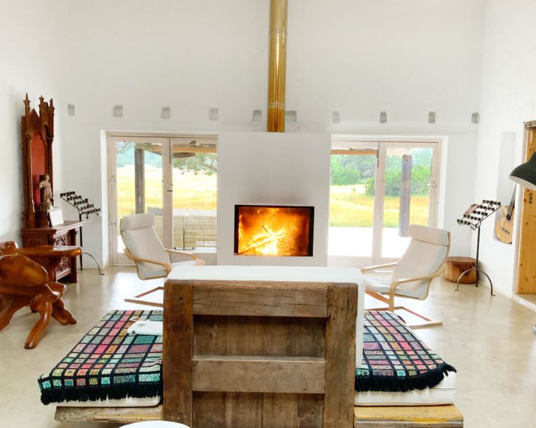 CASA EN EL CAMINO DE SA PEDRA Salón comedor con chimenea y vista terraza